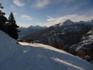 La parte bassa della salita, a meno di qualche taglio, si snoda lungo la strada carrozzabile