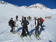 giunti al posteggio estivo, si comincia a rimontare su pendii più sostenuti seguendo il tracciato del sentiero estivo