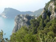 Tratto panoramico tra il Semaforo e Varigotti; il promontorio bianco al centro è facilmente raggiungibile dal sentiero
