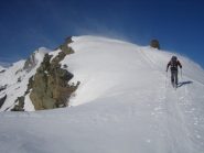 la cima appare sulla sinistra, al termine della lunga cresta finale.
