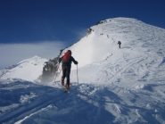 l'arrivo in cima; sullo sfondo a sinistra l'etoile de dormillouse