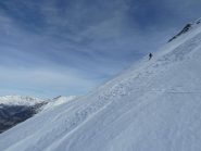 Partenza in discesa su neve ventata dura