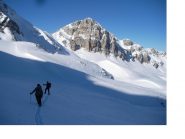 Due ombre avanzano lungo i plateau finali..con alle loro spalle il Seirasso al sole..