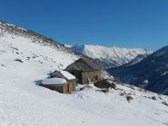 gli chalets di Biaune, sullo sfondo appare lo Chaberton