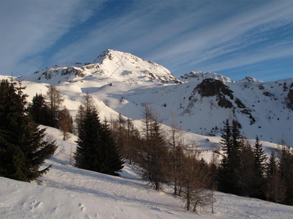 In nero la salita diretta,in rosso la possibile variante di discesa