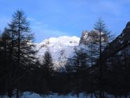 percorrendo la strada di fondo valle compare la via di salita