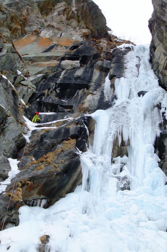 VIsta della cascata; sulla sx la sosta a spit della seconda doppia