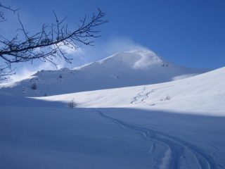 il valloncello di discesa; sullo sfondo le Grand Meyret