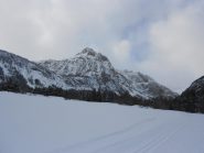 pista del pian del colle e panorama sulla guglia rossa