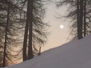 ...la luna pavoneggia già...