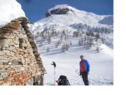 Sosta meritata all'alpe corte Cobernas al riparo dai venti..con alta lassu' al centro la montagna appena lasciata..