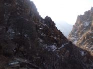 Sotto il sentiero, sopra il canale