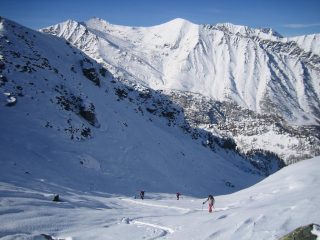 sullo sfondo, al centro, la cima Frappier