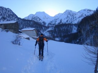 sullo sfondo il colle Giulian, a sinistra il monte Peigrò