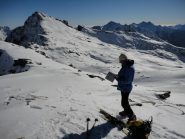 Dalla cima, il Corno Vitello e il versante di discesa che si raccorda con il Vallone di Mascognaz 
