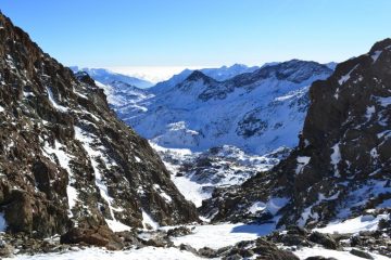 salendo nel canalone, alle spalle il Lago Cornuto