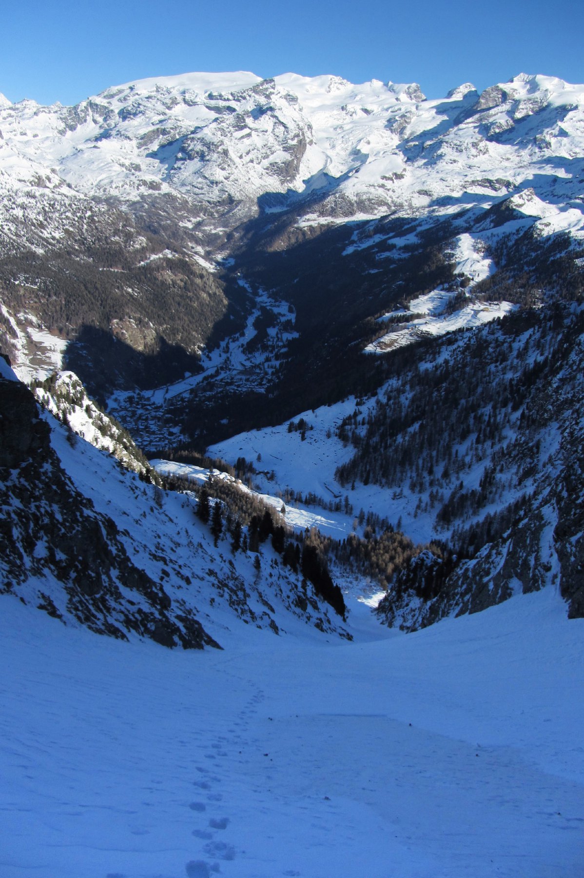 Salendo nel canale con vista sul Rosa