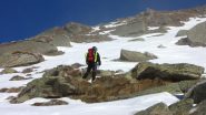 Luciano i salita tra neve, erba e roccette (26-1-2013)