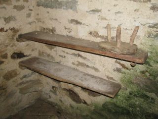 Alpe Vichire: stagera delle tome con mensole in pietra