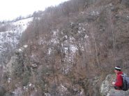 Franco osserva la profonda gola dove scorre il Rio di Configliacco