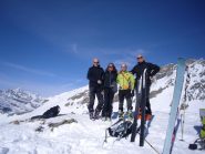 foto di gruppo in vetta sciistica...