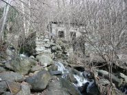 Ruderi del mulino sul rivo che scende da Andrate