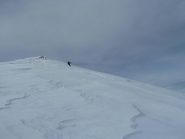 Prime curve su neve ventata morbida
