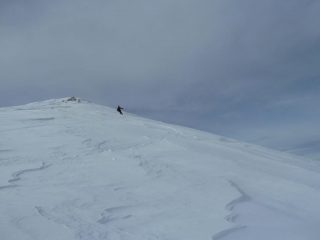 Prime curve su neve ventata morbida
