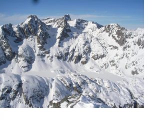 Il Clapier al centro con in basso i due laghi gelati Noir e Vert