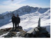 I soci in sosta sulla vetta con alle loro spalle il M.Bego