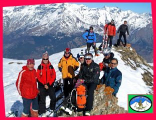Pausa pranzo del gruppo Evergreen al riparo dal vento