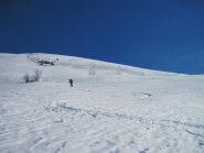 in discesa sotto il colle