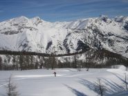 sullo sfondo a sinistra: cima pian ballaur e cima delle saline; sulla destra monte mongioie.
