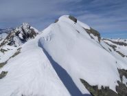 l'affilata cresta verso l'anticima