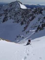 saliamo per il ripido canale di destra