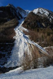 La frana dal Crammont, che investe il sentiero n. 1