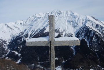 La Croce, con Testa e Colle di Liconi sullo sfondo