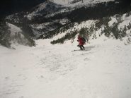 Sopra il muro nella parte bassa.