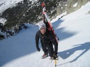 sopra il masso nel canalino di dx calziamo i ramponi