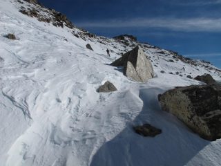 Le roccette dei pendii finali, in fondo la vetta