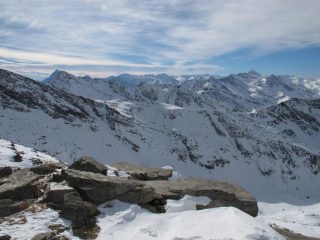 Dal Cornour a sx al Bric Bucie a dx, dietro il Cornour si intravede il Monviso