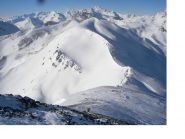 Il tratto finale dalla vetta con in basso il Col du Raisin..