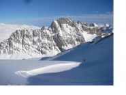 Dani e' ormai un puntino ..chiude lo sfondo la Roche de Monetier..