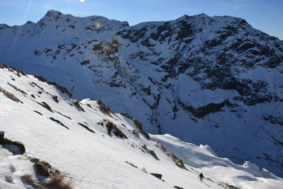Emanuele risale la ripida dorsale del Cimone