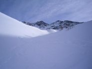 la mia traccia nel ripido canale,il cielo si è aperto ,la visibilità è buona,il vento non c'è...