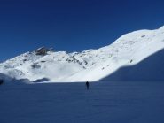 Alle spalle  i pendii di discesa