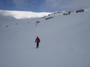sullo sfondo a sinistra il Colle del Pas, più centrale il rifugio Saracco Volante 