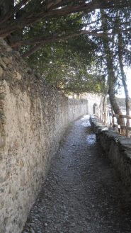 sentiero con muro a secco che porta alla base della cascata