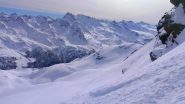 Verso il colle del Rutor,alle spalle il Rifugio degli Angeli