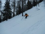 neve polverosa nel vallone di discesa esposto a nord 